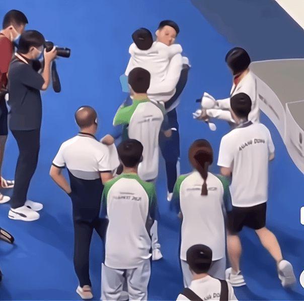 为何全红婵多了一个人形挂件的外号？真实原因曝光，红姐太可爱了休闲区蓝鸢梦想 - Www.slyday.coM