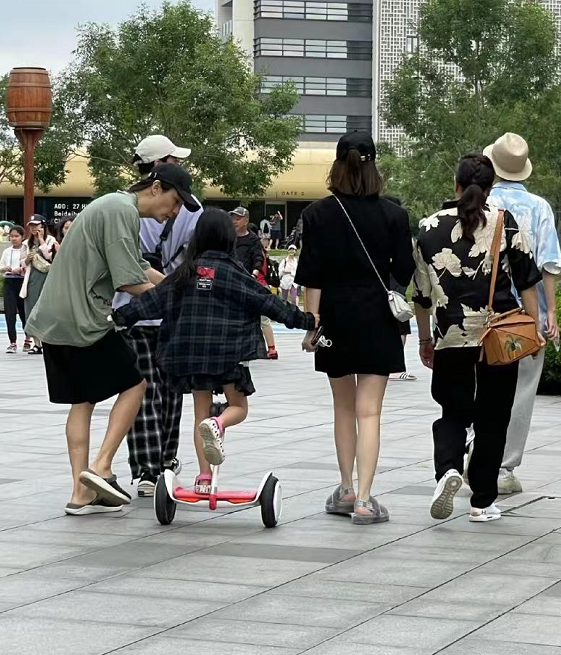 戚薇一家打卡北京环球影城，李承铉牵着女儿，lucky打扮似小公主休闲区蓝鸢梦想 - Www.slyday.coM