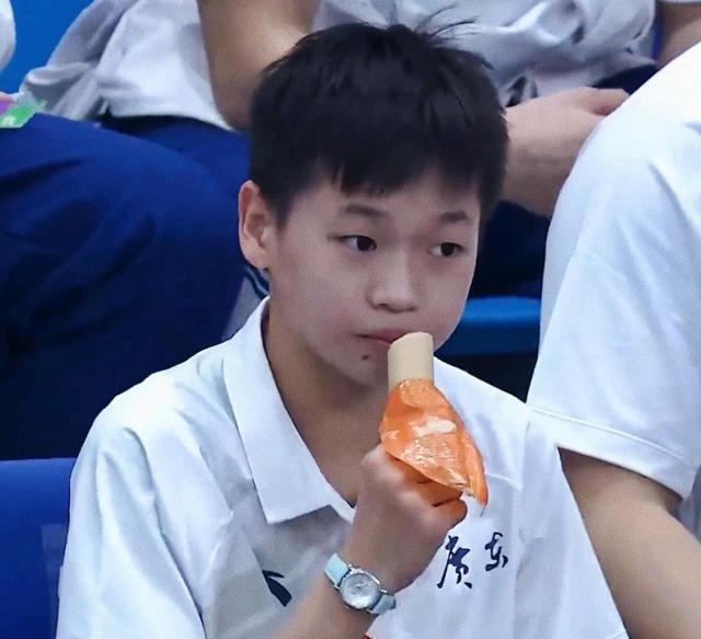 为何全红婵多了一个人形挂件的外号？真实原因曝光，红姐太可爱了休闲区蓝鸢梦想 - Www.slyday.coM