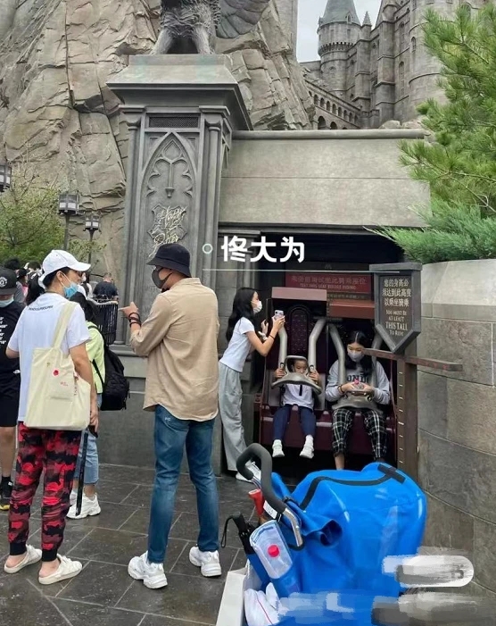 戚薇和李承铉一家游环球影城,《披荆斩棘》的James及女友也同行休闲区蓝鸢梦想 - Www.slyday.coM 戚薇和李承铉一家游环球影城,《披荆斩棘》的James及女友也同行休闲区蓝鸢梦想 - Www.slyday.coM