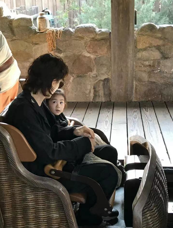 戚薇一家打卡北京环球影城，李承铉牵着女儿，lucky打扮似小公主休闲区蓝鸢梦想 - Www.slyday.coM