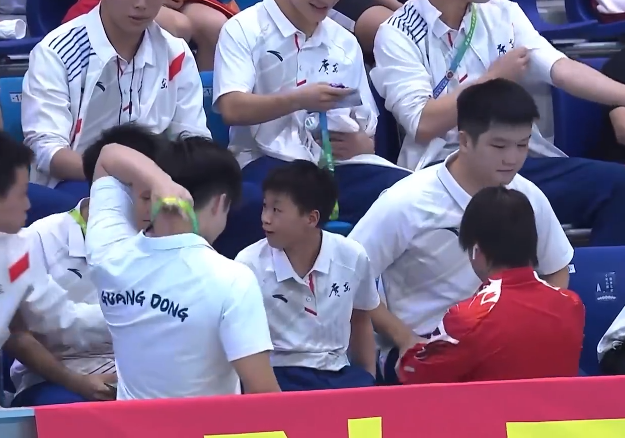 全红婵的香肠被偷吃，随后她立马向樊振东告状，像极了妹妹找哥哥休闲区蓝鸢梦想 - Www.slyday.coM