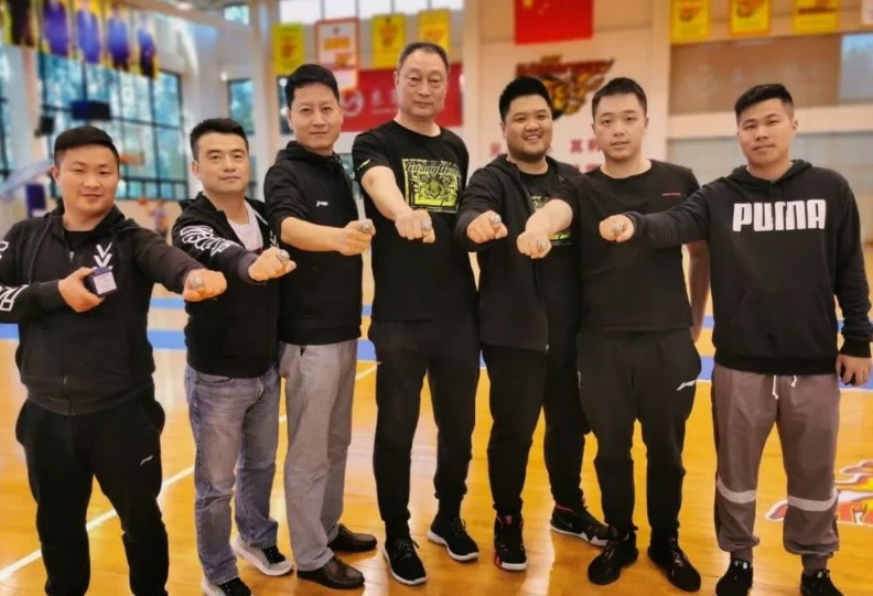 球队核心球员胡明轩说,庞启明每次赛后都会拿自己的分析去与球员沟通