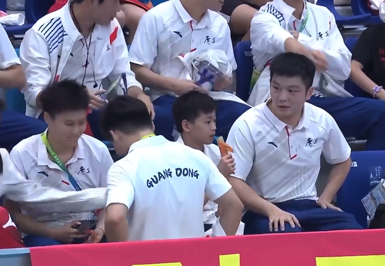 全红婵的香肠被偷吃，随后她立马向樊振东告状，像极了妹妹找哥哥休闲区蓝鸢梦想 - Www.slyday.coM