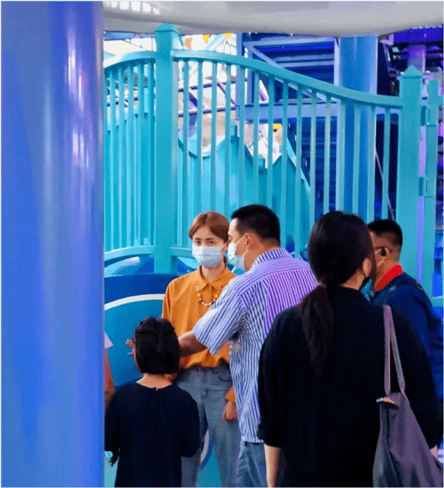 戚薇一家游玩被偶遇,李承铉牵着女儿超有爱,李铢衔牵着女友同行休闲区蓝鸢梦想 - Www.slyday.coM 戚薇一家游玩被偶遇,李承铉牵着女儿超有爱,李铢衔牵着女友同行休闲区蓝鸢梦想 - Www.slyday.coM