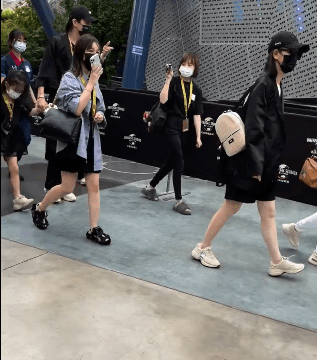 戚薇一家游玩被偶遇,李承铉牵着女儿超有爱,李铢衔牵着女友同行休闲区蓝鸢梦想 - Www.slyday.coM 戚薇一家游玩被偶遇,李承铉牵着女儿超有爱,李铢衔牵着女友同行休闲区蓝鸢梦想 - Www.slyday.coM