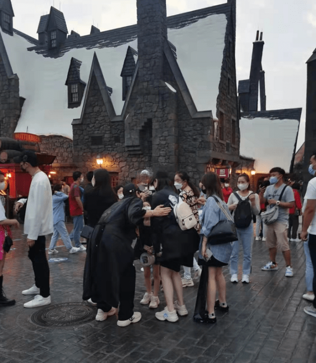 网友环球影城偶遇李承铉一家，戚薇坐老公腿上合影，戚妈亲自拍照休闲区蓝鸢梦想 - Www.slyday.coM