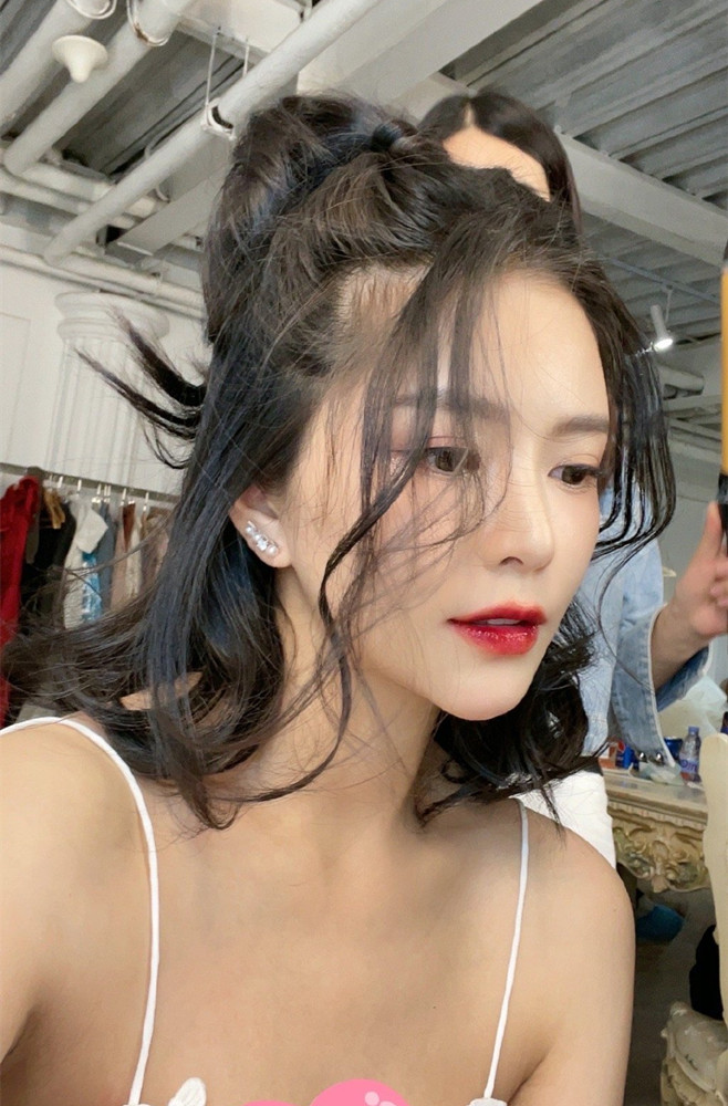 杜淳夫妇出游妻子王灿虽然模样很网红但是叠穿马甲有韩范