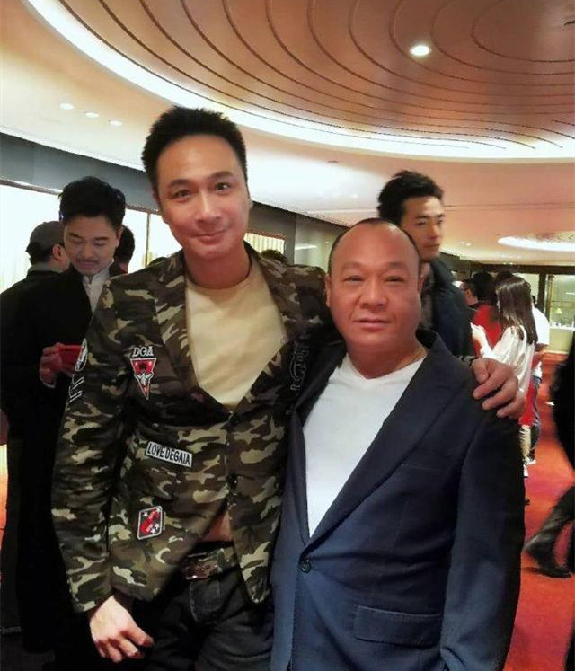 吴镇宇抚摸对方纹身,遭斥责纹身不能出街|吴志雄|吴镇宇|纹身_新浪