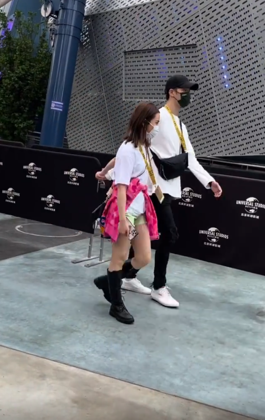 戚薇一家打卡北京环球影城，李承铉牵着女儿，lucky打扮似小公主休闲区蓝鸢梦想 - Www.slyday.coM