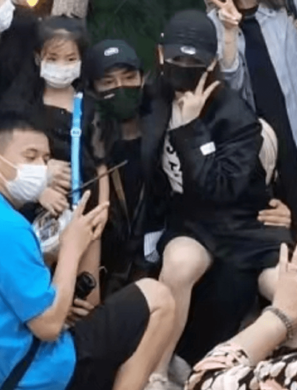 网友环球影城偶遇李承铉一家，戚薇坐老公腿上合影，戚妈亲自拍照休闲区蓝鸢梦想 - Www.slyday.coM