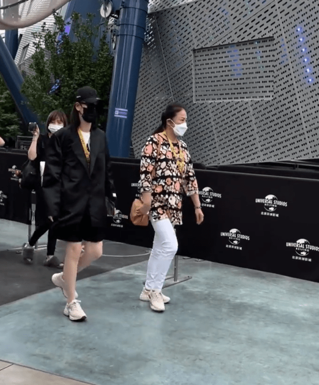 戚薇一家游玩被偶遇,李承铉牵着女儿超有爱,李铢衔牵着女友同行休闲区蓝鸢梦想 - Www.slyday.coM 戚薇一家游玩被偶遇,李承铉牵着女儿超有爱,李铢衔牵着女友同行休闲区蓝鸢梦想 - Www.slyday.coM