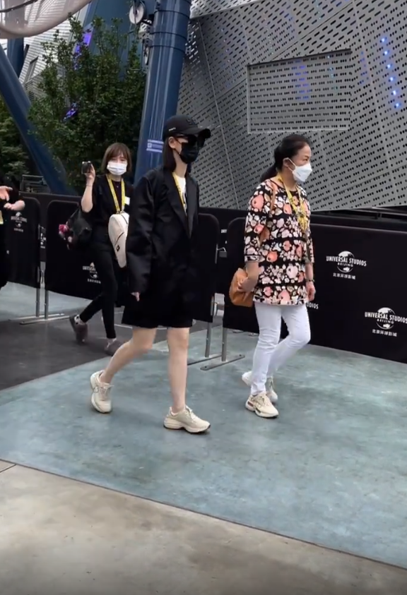 戚薇一家打卡北京环球影城，李承铉牵着女儿，lucky打扮似小公主休闲区蓝鸢梦想 - Www.slyday.coM