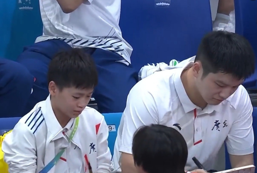 全红婵的香肠被偷吃，随后她立马向樊振东告状，像极了妹妹找哥哥休闲区蓝鸢梦想 - Www.slyday.coM