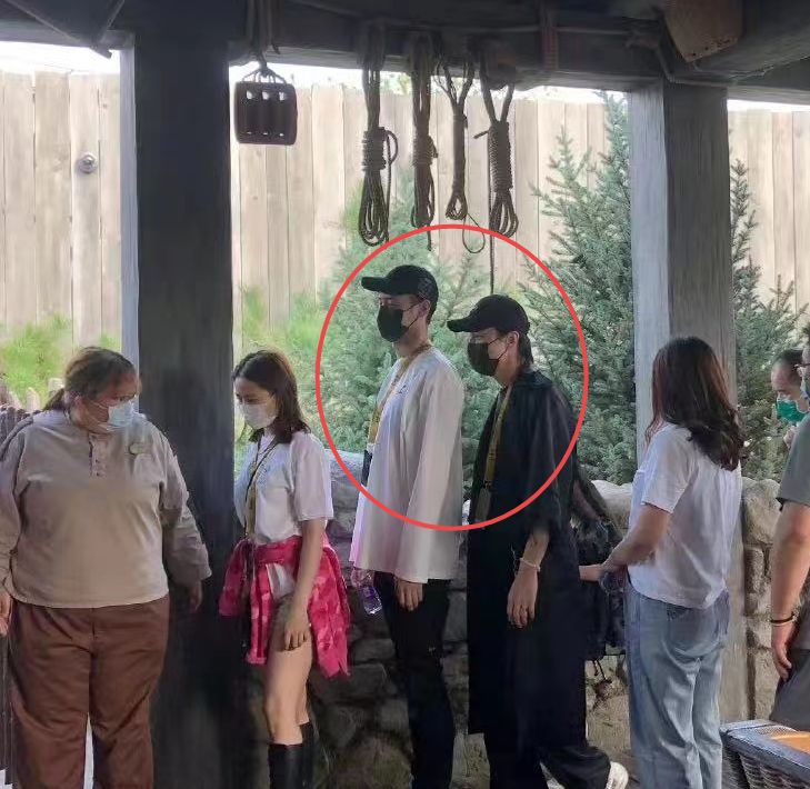 李承铉一家三口亲子装现身!6岁lucky眼神杀超像戚薇,细腿吸睛了休闲区蓝鸢梦想 - Www.slyday.coM