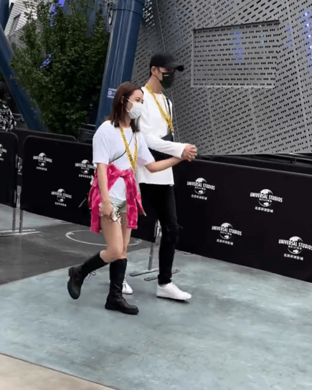 戚薇一家游玩被偶遇,李承铉牵着女儿超有爱,李铢衔牵着女友同行休闲区蓝鸢梦想 - Www.slyday.coM 戚薇一家游玩被偶遇,李承铉牵着女儿超有爱,李铢衔牵着女友同行休闲区蓝鸢梦想 - Www.slyday.coM