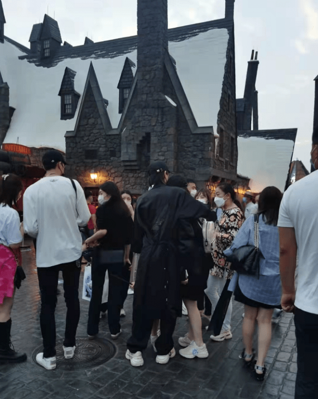 网友环球影城偶遇李承铉一家，戚薇坐老公腿上合影，戚妈亲自拍照休闲区蓝鸢梦想 - Www.slyday.coM