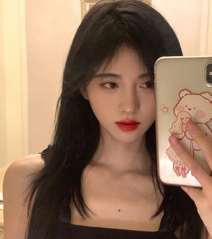 鞠婧祎晒怼脸自拍,粉丝评价比迪丽热巴还好看,内娱颜值天花板!