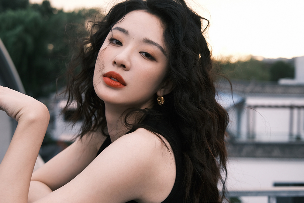 孙佳雨天台夕阳大片曝光 灵动卷发演绎高级复古感|孙