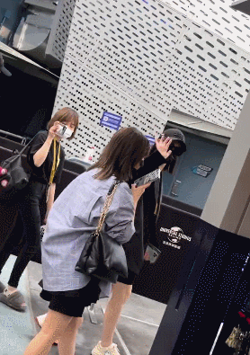 戚薇一家打卡北京环球影城，李承铉牵着女儿，lucky打扮似小公主休闲区蓝鸢梦想 - Www.slyday.coM