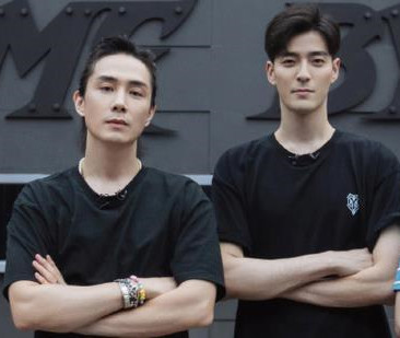 戚薇和李承铉一家游环球影城,《披荆斩棘》的James及女友也同行休闲区蓝鸢梦想 - Www.slyday.coM 戚薇和李承铉一家游环球影城,《披荆斩棘》的James及女友也同行休闲区蓝鸢梦想 - Www.slyday.coM