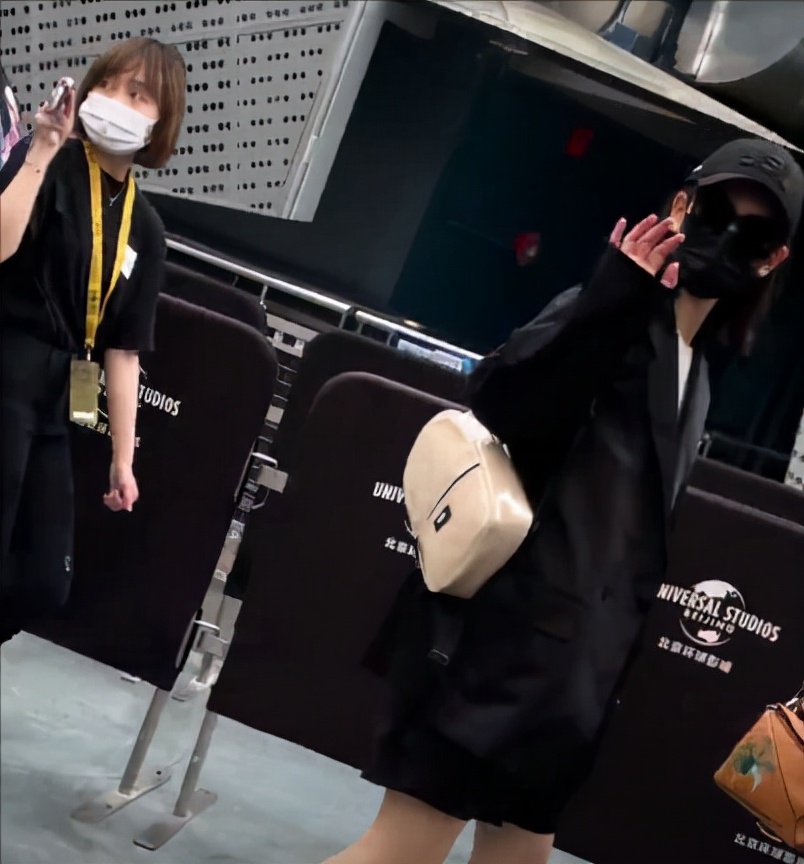 偶遇李承铉一家三口，lucky穿小黑裙个子长高，俨然就是翻版戚薇休闲区蓝鸢梦想 - Www.slyday.coM