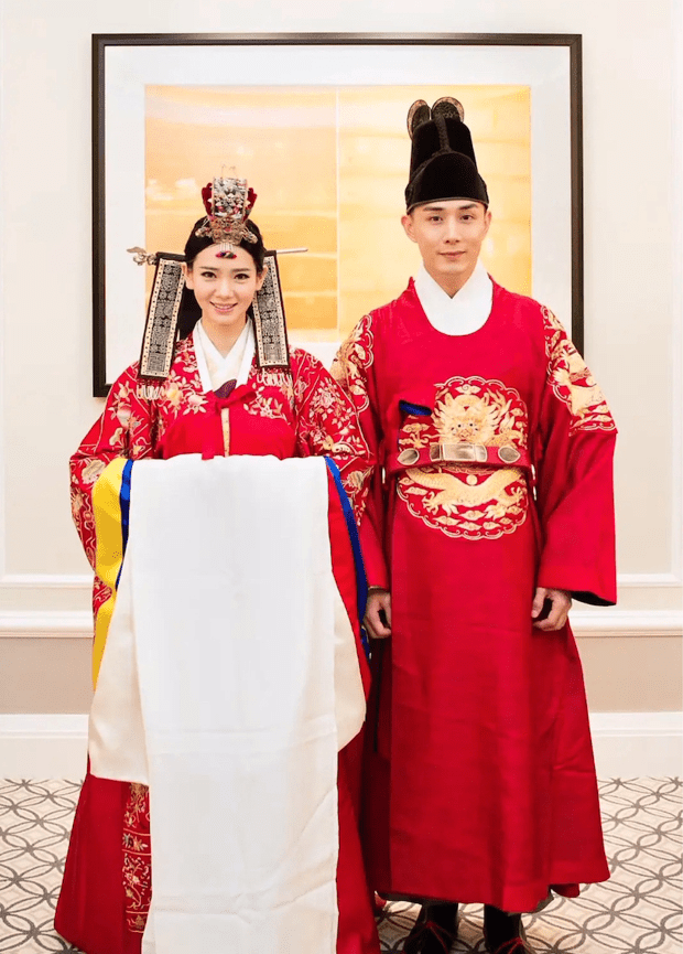 网友环球影城偶遇李承铉一家，戚薇坐老公腿上合影，戚妈亲自拍照休闲区蓝鸢梦想 - Www.slyday.coM