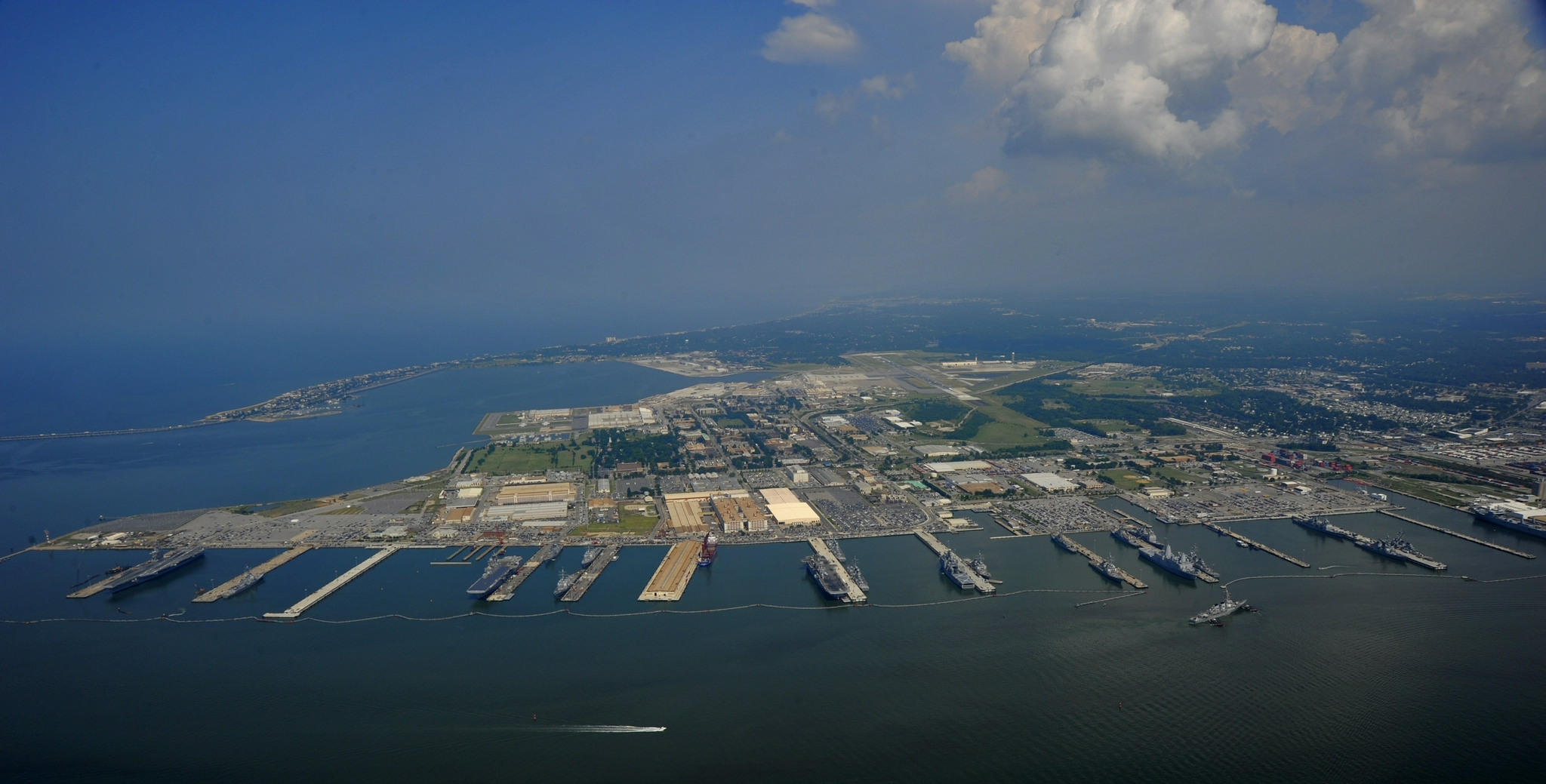 美军诺福克海军基地老照:舰船航母扎堆 展示蓝星海上第一实力