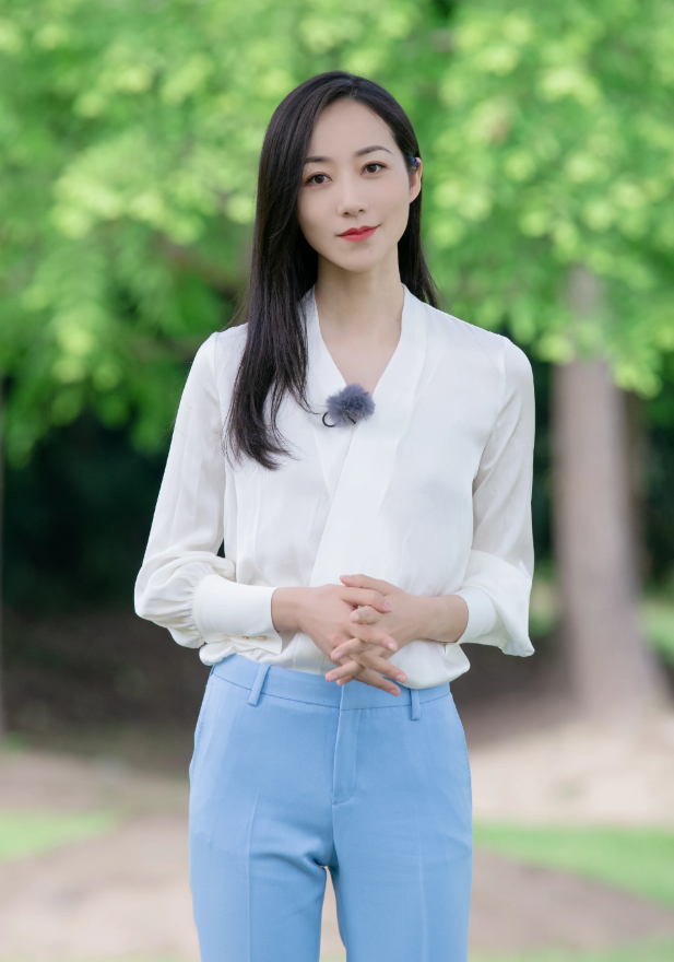 韩雪晒初秋美照,蓝白套装清新灵动,手捧果篮大丰收