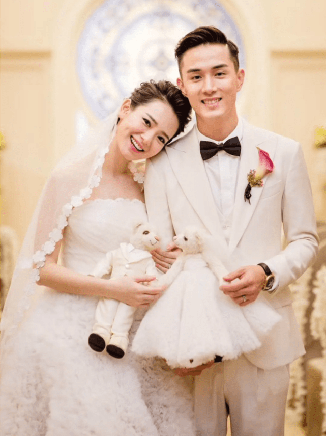 网友环球影城偶遇李承铉一家，戚薇坐老公腿上合影，戚妈亲自拍照休闲区蓝鸢梦想 - Www.slyday.coM