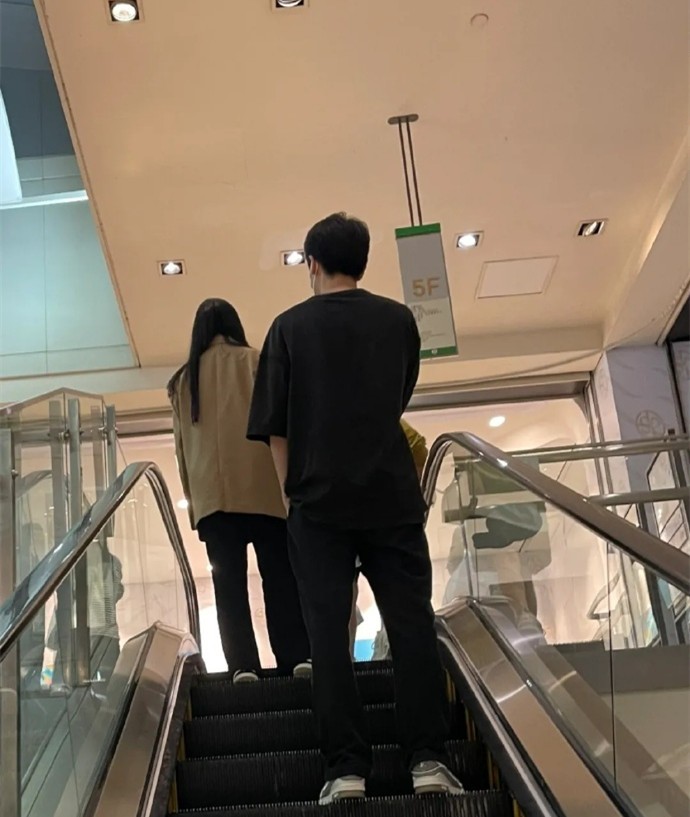 刘亦菲"仙女下凡"逛商场,穿西装看着挺飒,戴墨镜更显得脸小