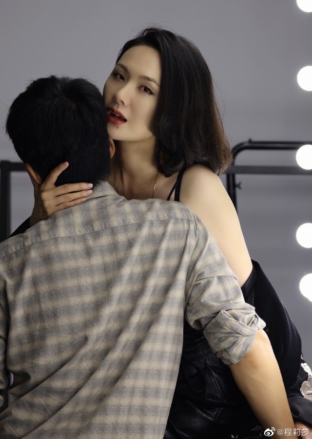 郭晓东与程莉莎罕秀恩爱,影城门口忘我拥吻,11岁爱子颜值逆袭