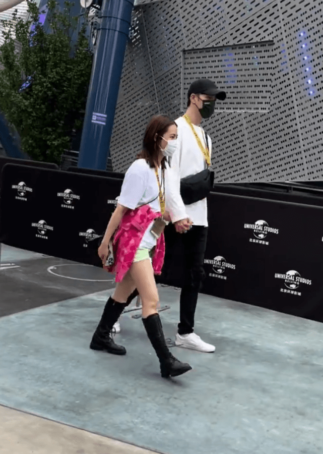 戚薇一家游玩被偶遇,李承铉牵着女儿超有爱,李铢衔牵着女友同行休闲区蓝鸢梦想 - Www.slyday.coM 戚薇一家游玩被偶遇,李承铉牵着女儿超有爱,李铢衔牵着女友同行休闲区蓝鸢梦想 - Www.slyday.coM