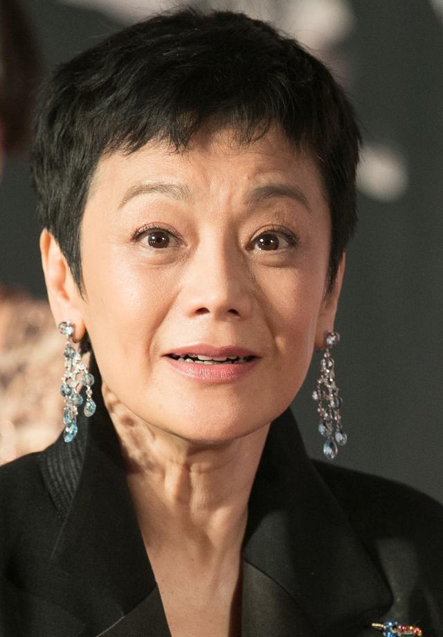 张艾嘉活成奶奶辈骄傲蕾丝拼接裙配长西装优雅干练高挑时髦