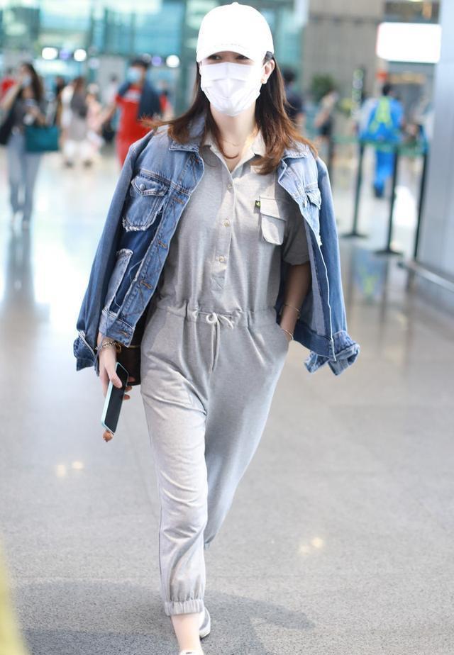佘诗曼真会"扮嫩",灰色连体裤配牛仔外套减龄俏皮,洋气又精致