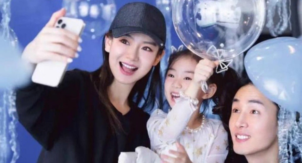 戚薇李承铉一家罕见同框，全家一身黑游环球影城，女儿长高了不少休闲区蓝鸢梦想 - Www.slyday.coM