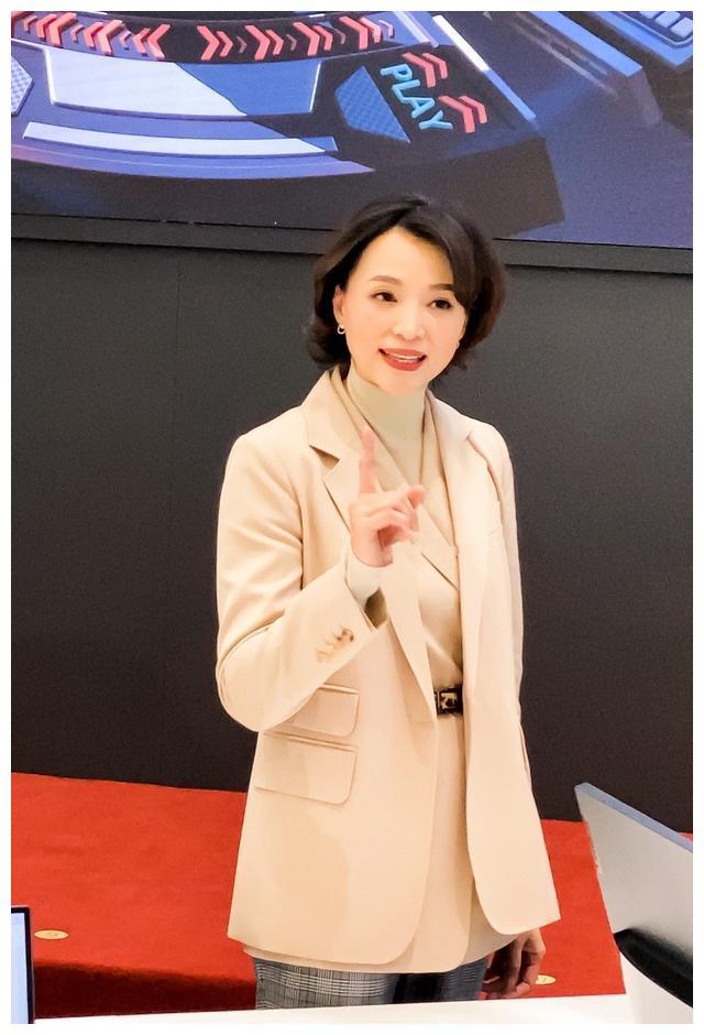 董卿现身朗读者开会穿衬衣打扮干练新发型慵懒范十足