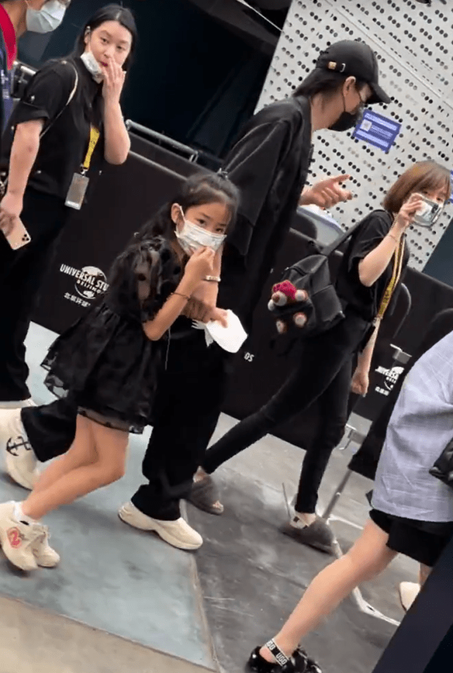 戚薇一家游玩被偶遇,李承铉牵着女儿超有爱,李铢衔牵着女友同行休闲区蓝鸢梦想 - Www.slyday.coM 戚薇一家游玩被偶遇,李承铉牵着女儿超有爱,李铢衔牵着女友同行休闲区蓝鸢梦想 - Www.slyday.coM