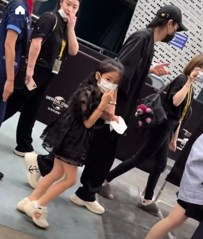 偶遇李承铉一家三口，lucky穿小黑裙个子长高，俨然就是翻版戚薇休闲区蓝鸢梦想 - Www.slyday.coM