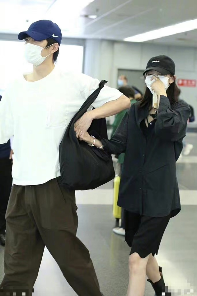 28岁金大川公开恋情和维密女友十指紧扣秀恩爱笑容满面显甜蜜