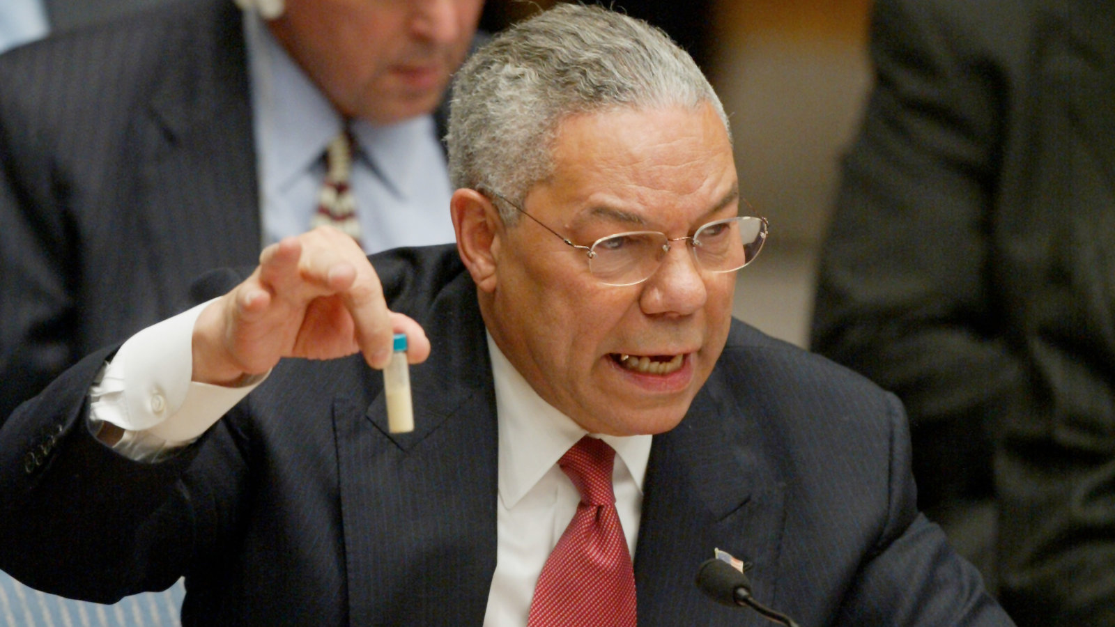 2003年2月，时任美国国务卿鲍威尔拿着一管“洗衣粉”到联合国作证，声称伊拉克有大规模杀伤性武器。当年3月20日，美国绕开联合国安理会，单方面发动伊拉克战争。图自美媒