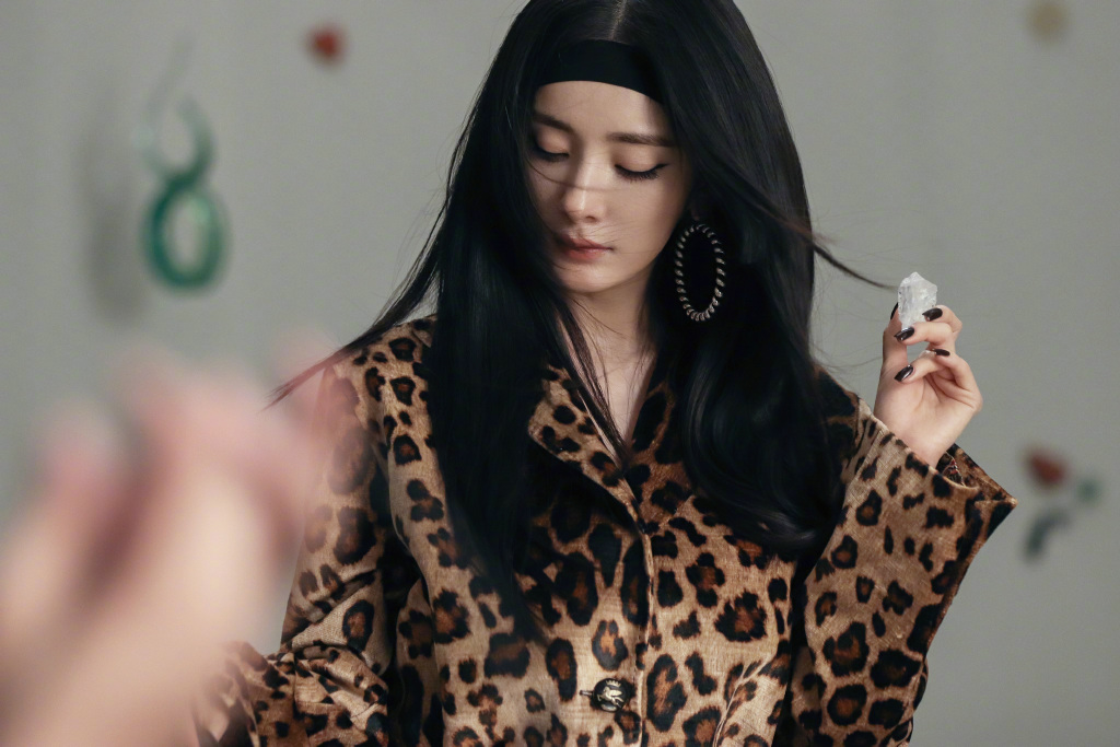 杨幂工作花絮照曝光 豹纹西装造型吸睛