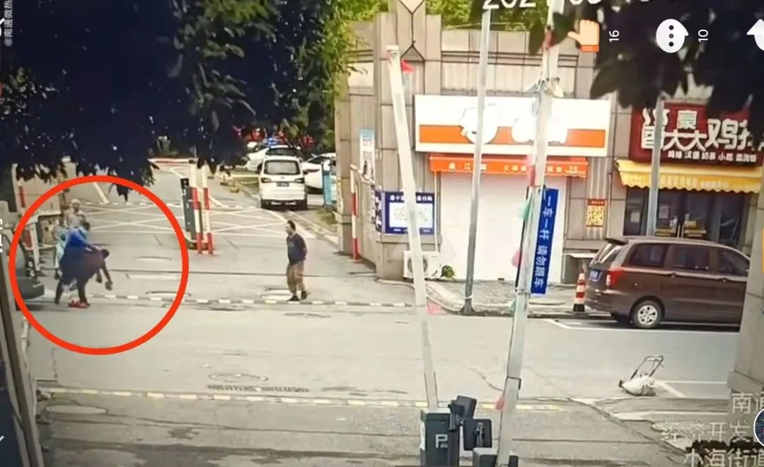 “城管拎起摆摊老人摔地上”，警方已介入休闲区蓝鸢梦想 - Www.slyday.coM