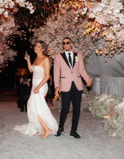 赛斯-库里晒照庆祝结婚两周年纪念日 哥哥斯蒂芬送祝福