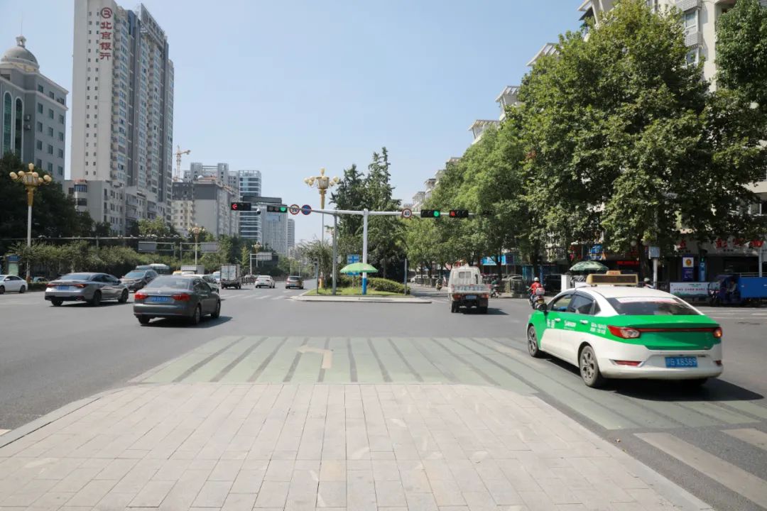 点赞九江城区多路口信号灯优化配时夜间行车更高效