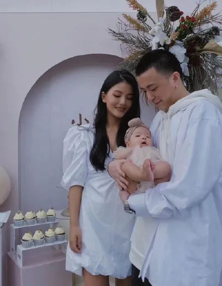 女儿1周岁生日宴上,就穿上了考验身材的露脐装第二届的亚军那吾克热