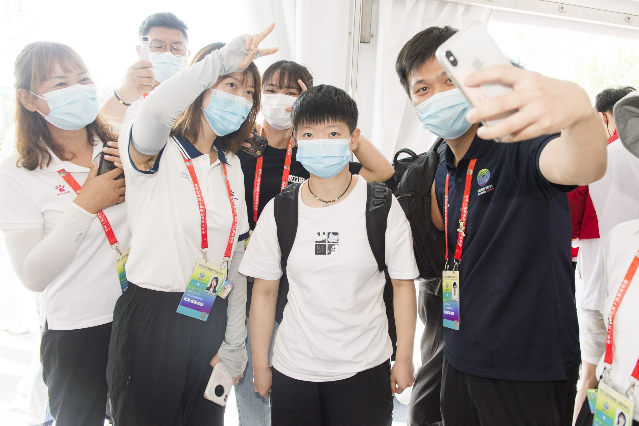 A group photo of volunteers and Sun Yingsha.