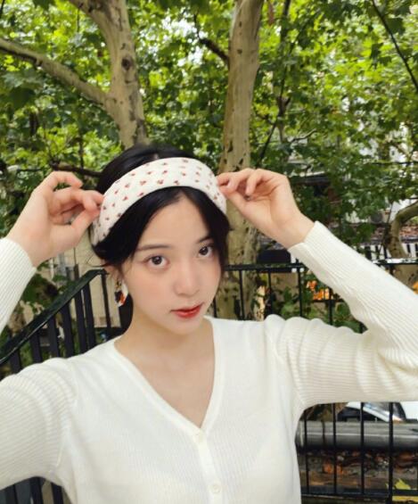 欧阳娜娜晒秋日午后随拍美照复古印花发带造型温柔又灵动