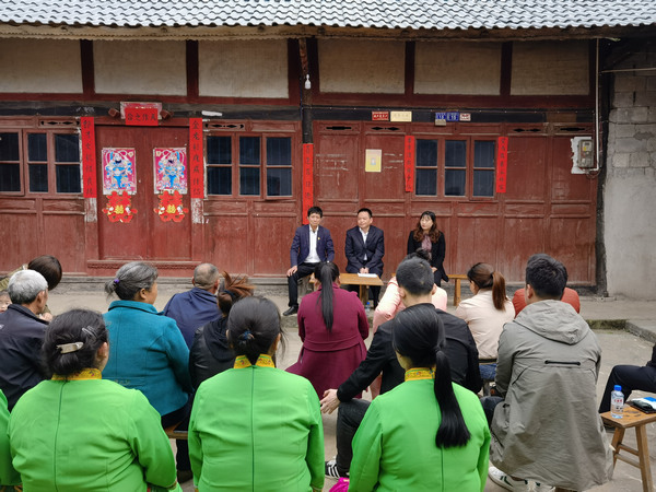 红石梁村院坝会讲党史.