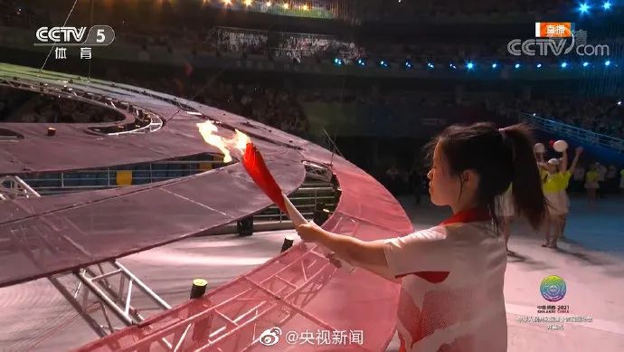 杨倩点燃主火炬！全运会今晚开幕，广东代表团入场视频→休闲区蓝鸢梦想 - Www.slyday.coM
